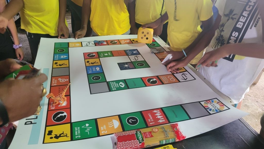 Le grand jeu des Objectifs de Développement Durable (ODD) est un jeu de l'oie revisité, conçu. C'est  un outil introductif de présentation de ce que sont les ODD. Parfait pour introduire RECITAL ODD!